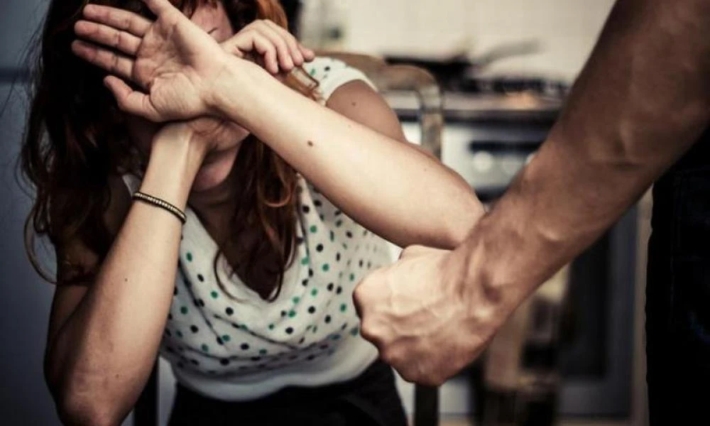 Πάτρα: Το πρωί καταδικάστηκε επειδή την έδειρε- Όμως δεν πτοήθηκε... Το απόγευμα την ξυλοκόπησε ξανά